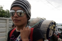 Martes 14 de diciembre. Chiapa de Corzo. Los jóvenes floreros salen esta tarde de la ciudad de Chiapa de Corzo en una caminata hacia la región Altos de Chiapas para realizar la recolección tradicional de la flor de Niluyarilu. Esta caminata dura 6 días en