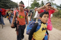Martes 14 de diciembre. Chiapa de Corzo. Los jóvenes floreros salen esta tarde de la ciudad de Chiapa de Corzo en una caminata hacia la región Altos de Chiapas para realizar la recolección tradicional de la flor de Niluyarilu. Esta caminata dura 6 días en