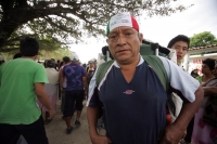 Martes 14 de diciembre. Chiapa de Corzo. Los jóvenes floreros salen esta tarde de la ciudad de Chiapa de Corzo en una caminata hacia la región Altos de Chiapas para realizar la recolección tradicional de la flor de Niluyarilu. Esta caminata dura 6 días en