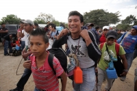 Martes 14 de diciembre. Chiapa de Corzo. Los jóvenes floreros salen esta tarde de la ciudad de Chiapa de Corzo en una caminata hacia la región Altos de Chiapas para realizar la recolección tradicional de la flor de Niluyarilu. Esta caminata dura 6 días en