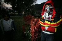Viernes 17 de diciembre. Durante el tercer día del recorrido de la Topada de la Flor, los jóvenes floreros acomodan los bultos para emprender el camino de regreso a Chiapa de Corzo y de las comunidades que hacen la recolecta en los altos de Chiapas. Los g