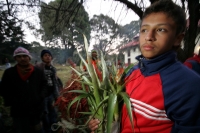 Viernes 17 de diciembre. Durante el tercer día del recorrido de la Topada de la Flor, los jóvenes floreros acomodan los bultos para emprender el camino de regreso a Chiapa de Corzo y de las comunidades que hacen la recolecta en los altos de Chiapas. Los g