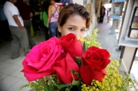 Según los locatarios del mercado de las flores; los arreglos y en general  estos días no aumentó el precio del producto gracias al abasto de los productores de los altos del estado.
