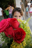 Según los locatarios del mercado de las flores; los arreglos y en general  estos días no aumentó el precio del producto gracias al abasto de los productores de los altos del estado.
