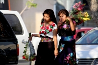 Lunes 13 de febrero del 2017. Tuxtla Gutiérrez. Jóvenes indígenas recorren las avenidas de la capital del estado de Chiapas ofreciendo flores a los enamorados en la víspera del día de San Valentín.