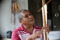 20211010. Tuxtla G. Francisco Velázquez, costumbrista zoque durante su labor en el telar tradicional de la comunidad Copoya
