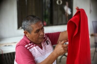 20211010. Tuxtla G. Francisco Velázquez, costumbrista zoque durante su labor en el telar tradicional de la comunidad Copoya