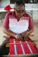 20211010. Tuxtla G. Francisco Velázquez, costumbrista zoque durante su labor en el telar tradicional de la comunidad Copoya