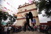 El grupo Frederick; Circo, Maroma y Teatro se presenta en la plaza del al iglesia de San Francisco en la ciudad de San Cristóbal de las Casas dentro de los Eventos del Festival Cervantino Barroco.