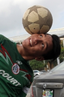 Jueves 4 de junio del 2015. Tuxtla Gutiérrez. Jóvenes deportistas buscan recursos para asistir al Mundial de Free Style de Fut Bol en los cruceros de Tuxtla. Jueves 4 de junio del 2015. Tuxtla Gutiérrez. Jóvenes deportistas buscan recursos para asistir al Mundial de Free Style de Fut Bol en los cruceros de Tuxtla.