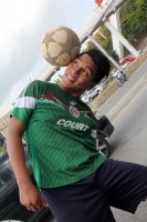 Jueves 4 de junio del 2015. Tuxtla Gutiérrez. Jóvenes deportistas buscan recursos para asistir al Mundial de Free Style de Fut Bol en los cruceros de Tuxtla.