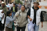 Domingo 7 de noviembre. Indígenas tsotsiles venden artesanías a los turistas y visitantes en la plaza central de la ciudad de San Cristóbal de las Casas, esto a pesar del intenso frío de esta mañana