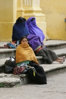 Domingo 7 de noviembre. Indígenas tsotsiles venden artesanías a los turistas y visitantes en la plaza central de la ciudad de San Cristóbal de las Casas, esto a pesar del intenso frío de esta mañana