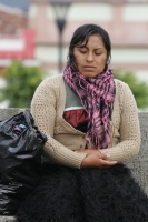 Domingo 7 de noviembre. Indígenas tsotsiles venden artesanías a los turistas y visitantes en la plaza central de la ciudad de San Cristóbal de las Casas, esto a pesar del intenso frío de esta mañana