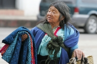 Domingo 7 de noviembre. Indígenas tsotsiles venden artesanías a los turistas y visitantes en la plaza central de la ciudad de San Cristóbal de las Casas, esto a pesar del intenso frío de esta mañana