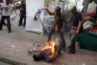 Viernes 5 de diciembre del 2014. Tuxtla Gutiérrez. Uno de los campesinos en huelga de hambre que exigen la liberación de Florentino Gómez Girón preso en Chiapas se inmola esta tarde frente a las instalaciones del congreso local.
