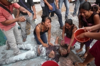 Viernes 5 de diciembre del 2014. Tuxtla Gutiérrez. Uno de los campesinos en huelga de hambre que exigen la liberación de Florentino Gómez Girón preso en Chiapas se inmola esta tarde frente a las instalaciones del congreso local. Viernes 5 de diciembre del 2014. Tuxtla Gutiérrez. Uno de los campesinos en huelga de hambre que exigen la liberación de Florentino Gómez Girón preso en Chiapas se inmola esta tarde frente a las instalaciones del congreso local.