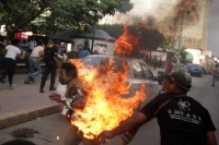 Viernes 5 de diciembre del 2014. Tuxtla Gutiérrez. Uno de los campesinos en huelga de hambre que exigen la liberación de Florentino Gómez Girón preso en Chiapas se inmola esta tarde frente a las instalaciones del congreso local.
