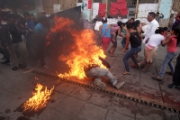 Viernes 5 de diciembre del 2014. Tuxtla Gutiérrez. Uno de los campesinos en huelga de hambre que exigen la liberación de Florentino Gómez Girón preso en Chiapas se inmola esta tarde frente a las instalaciones del congreso local.