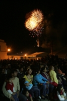 LOS FUEGOS ARTIFICIALES DURANTE LA VELADA NOCTURNA EN LA CIUDAD DE SANCRISTOBAL DE LAS CASAS.