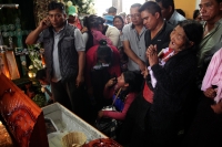 Domingo 24 de julio del 2016. San Juan Chamula. IndÃgenas tsotsiles realizan los ceremoniales tradicionales de las personas que murieran durante los enfrentamientos en la plaza central del ayuntamiento de San Juan Chamula el dÃa de ayer. En la imagen el Domingo 24 de julio del 2016. San Juan Chamula. IndÃgenas tsotsiles realizan los ceremoniales tradicionales de las personas que murieran durante los enfrentamientos en la plaza central del ayuntamiento de San Juan Chamula el dÃa de ayer. En la imagen el