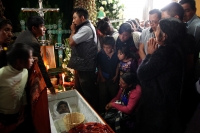 Domingo 24 de julio del 2016. San Juan Chamula. Indígenas tsotsiles realizan los ceremoniales tradicionales de las personas que murieran durante los enfrentamientos en la plaza central del ayuntamiento de San Juan Chamula el día de ayer.  En la imagen el 