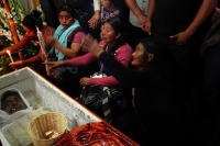 Domingo 24 de julio del 2016. San Juan Chamula. Indígenas tsotsiles realizan los ceremoniales tradicionales de las personas que murieran durante los enfrentamientos en la plaza central del ayuntamiento de San Juan Chamula el día de ayer.  En la imagen el 