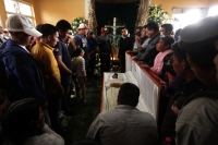 Domingo 24 de julio del 2016. San Juan Chamula. Indígenas tsotsiles realizan los ceremoniales tradicionales de las personas que murieran durante los enfrentamientos en la plaza central del ayuntamiento de San Juan Chamula el día de ayer.  En la imagen el 