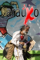 Alguien arrastra el amor en la misma bolso de la razón.