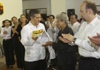 Juan Sabines Guerrero, gobernador del estado de Chiapas, asiste al homenaje póstumo de quien fuera conocido como el Rey del Albur el escritor Armando Ramírez autor del libro Picardía Mexicana quien falleciera en la ciudad de Tuxtla Gutiérrez.