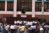 Lunes 13 de agosto del 2012. Tuxtla Gutiérrez, Chiapas. Alejandro Gamboa ex-dirigente estatal del PRD en Chiapas encabeza el mitin en contra de CFE que pretende organizar a los ayuntamientos chiapanecos para el no pago de los adeudos a la paraestatal en Lunes 13 de agosto del 2012. Tuxtla Gutiérrez, Chiapas. Alejandro Gamboa ex-dirigente estatal del PRD en Chiapas encabeza el mitin en contra de CFE que pretende organizar a los ayuntamientos chiapanecos para el no pago de los adeudos a la paraestatal en