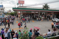 Miércoles 13 de junio del 2018. Tuxtla Gutiérrez. El movimiento magisterial y las organizaciones sumadas al paro nacional realizan la toma de algunas gasolineras en la capital del estado de Chiapas.