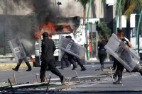 Sábado 24 de noviembre del 2018. Tuxtla Gutiérrez. Elementos de las corporaciones policiacas repliegan los disturbios en el centro de la ciudad durante el último informe del gobierno chiapaneco de Manuel Velazco Coello este medio dí­a.