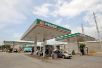 Jueves 3 de octubre del 2013. Tuxtla Gutiérrez. Algunas gasolineras del lado norte oriente de la capital del estado de Chiapas están avisando a sus clientes de que no se ha continuado con el abasto del combustible así que esperan que la venta continúe has
