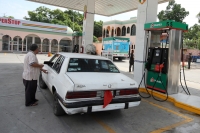Jueves 3 de octubre del 2013. Tuxtla Gutiérrez. Algunas gasolineras del lado norte oriente de la capital del estado de Chiapas están avisando a sus clientes de que no se ha continuado con el abasto del combustible así que esperan que la venta continúe has