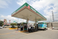 Jueves 3 de octubre del 2013. Tuxtla Gutiérrez. Algunas gasolineras del lado norte oriente de la capital del estado de Chiapas están avisando a sus clientes de que no se ha continuado con el abasto del combustible así que esperan que la venta continúe has