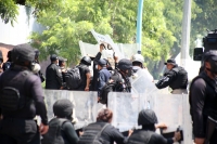 20210531. Tuxtla G. Continúan los enfrentamientos entre normalistas y las corporaciones policiacas de Chiapas