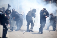 20210531. Tuxtla G. Continúan los enfrentamientos entre normalistas y las corporaciones policiacas de Chiapas