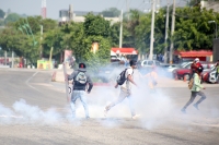 20210531. Tuxtla G. Continúan los enfrentamientos entre normalistas y las corporaciones policiacas de Chiapas