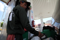 Lunes 14 de marzo. El aumento paulatino de los combustibles aparentemente no ha afectado el consumo de los automotores en Tuxtla, sin embargo es posible observar a los despachadores con poco trabajo en la mañana de este lunes. Lunes 14 de marzo. El aumento paulatino de los combustibles aparentemente no ha afectado el consumo de los automotores en Tuxtla, sin embargo es posible observar a los despachadores con poco trabajo en la mañana de este lunes.