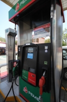 Lunes 14 de marzo. El aumento paulatino de los combustibles aparentemente no ha afectado el consumo de los automotores en Tuxtla, sin embargo es posible observar a los despachadores con poco trabajo en la mañana de este lunes.