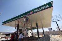 Jueves 5 de marzo del 0215. Tuxtla Gutiérrez. El ayuntamiento de Tuxtla notifica de Suspendido” la obra de la construcción de una gasolinera en las cercanías de la Glorieta Ángel Albino Corzo.