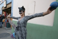 UNA ARTISTA CALLEJERA OFRECE SU ESPECTACULO EN EL ANDADOR TURISTICO DE LA CIUDAD DE SAN CRISTOBAL DE LAS CASAS