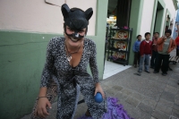 UNA ARTISTA CALLEJERA OFRECE SU ESPECTACULO EN EL ANDADOR TURISTICO DE LA CIUDAD DE SAN CRISTOBAL DE LAS CASAS