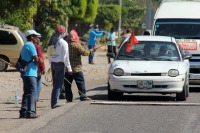 Martes 10 de enero del 2016. Chiapa de Corzo. Las comunidades de Paso Achiote protestan esta mañana en contra del Gasolinazo bloqueando la carretera vieja hacia San Cristóbal de manera intermitente en la salida de esta localidad de la ribera del Grijalva. Martes 10 de enero del 2016. Chiapa de Corzo. Las comunidades de Paso Achiote protestan esta mañana en contra del Gasolinazo bloqueando la carretera vieja hacia San Cristóbal de manera intermitente en la salida de esta localidad de la ribera del Grijalva.