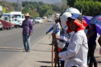 Martes 10 de enero del 2016. Chiapa de Corzo. Las comunidades de Paso Achiote protestan esta mañana en contra del Gasolinazo bloqueando la carretera vieja hacia San Cristóbal de manera intermitente en la salida de esta localidad de la ribera del Grijalva.