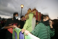 Jóvenes graffiteros y artistas de la ciudad de San Cristóbal de las Casas se manifiestan en las calles de esta ciudad para exigir respeto de las autoridades municipales después de la detención de varios artistas callejeros en los altos de Chiapas.