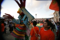 Jóvenes graffiteros y artistas de la ciudad de San Cristóbal de las Casas se manifiestan en las calles de esta ciudad para exigir respeto de las autoridades municipales después de la detención de varios artistas callejeros en los altos de Chiapas.