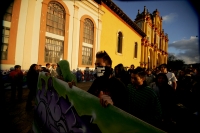 Jóvenes graffiteros y artistas de la ciudad de San Cristóbal de las Casas se manifiestan en las calles de esta ciudad para exigir respeto de las autoridades municipales después de la detención de varios artistas callejeros en los altos de Chiapas.
