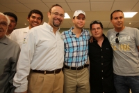 Lunes 22 de septiembre del 2013. Tuxtla Gutiérrez. Los autores Gonzalo Gurgha y Marcos Gracia presentan este medio día la muestra fotográfica Colores de Chiapas durante la inauguración de la Muestra Internacional de Libro 2013 en la UNACH.
